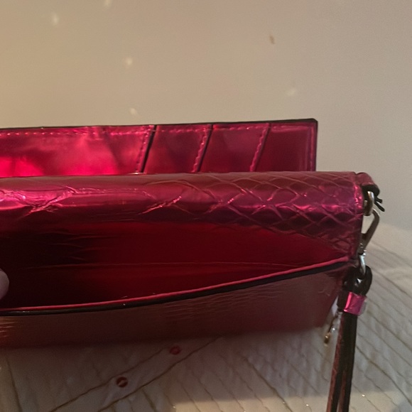 Victoria’s Secret’s Fuchsia Metallic Snakeskin Metallic Wristlet/Wallet💕.NWT - Picture 9 of 11